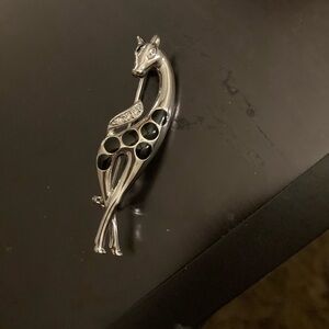 Giraffe pin